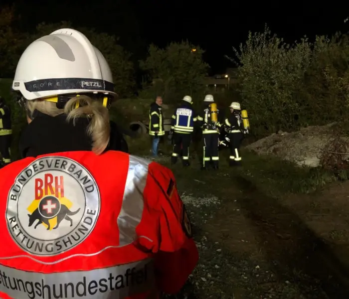 Die Feuerwehr im Hintergrund im Einsatz